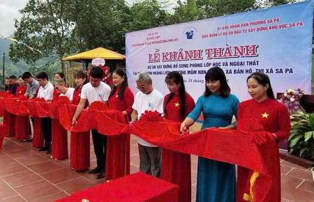 Cắt băng khánh thàng trường Mầm Non Bản Hồ