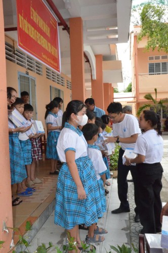 Hội COPI tặng 10.000 cuốn tập vở cho trẻ em khó khăn