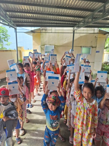 Tặng tập vở mới cho học sinh vùng Lũ Đắk Lăk