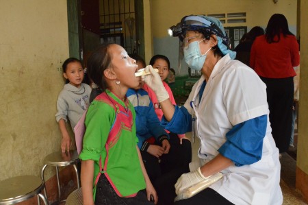 Nha sĩ đang kiểm tra răng miệng