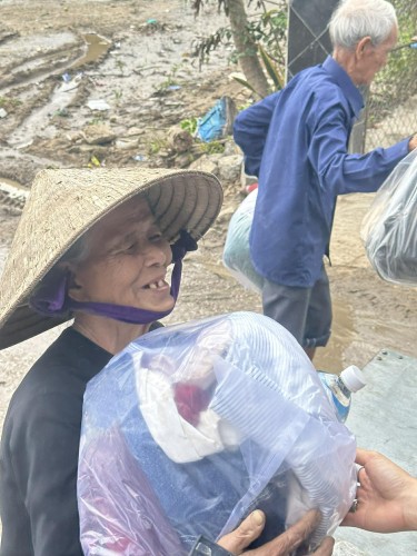 HỖ TRỢ NGƯỜI DÂN MIỀN TRUNG VIỆT NAM KHẮC PHỤ HẬU QUẢ SAU LŨ LỤT LỊCH SỬ