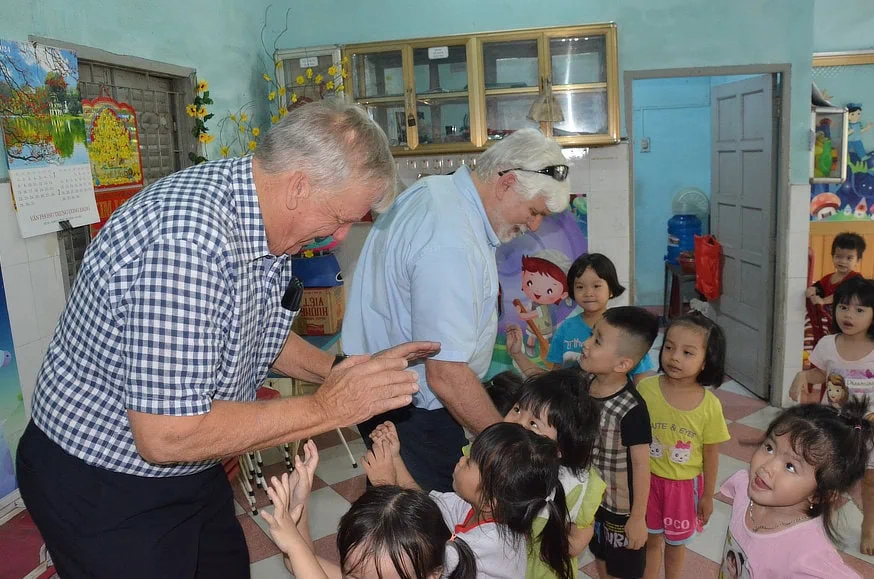 Chăm sóc trẻ mồ côi