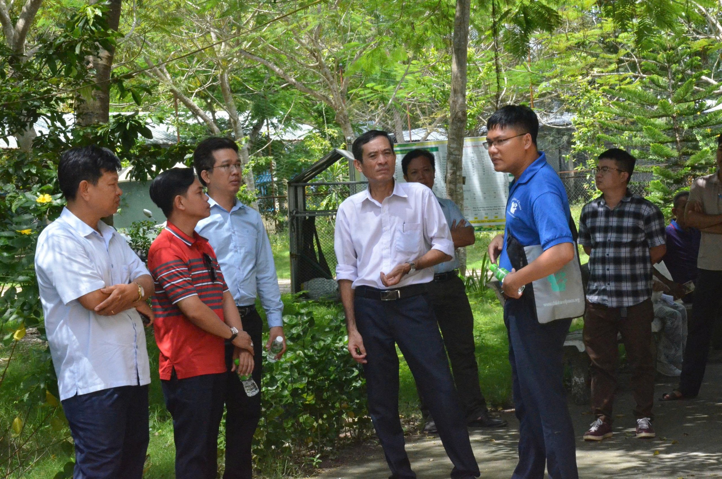 Làm việc cùng nhà trường và chính quyền địa phương