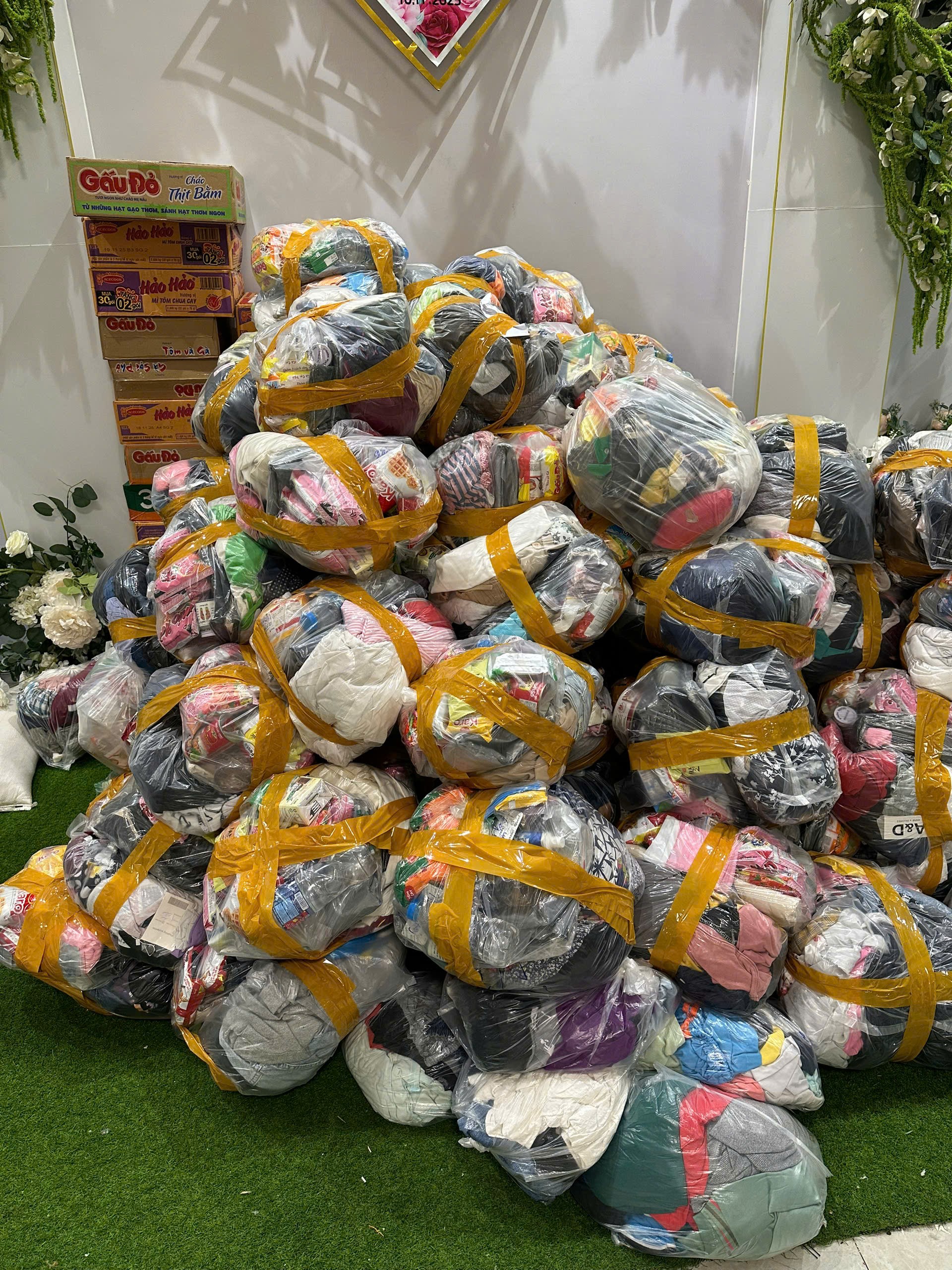 Hàng được phân phối đóng theo kiện, bao bọc để chống nước