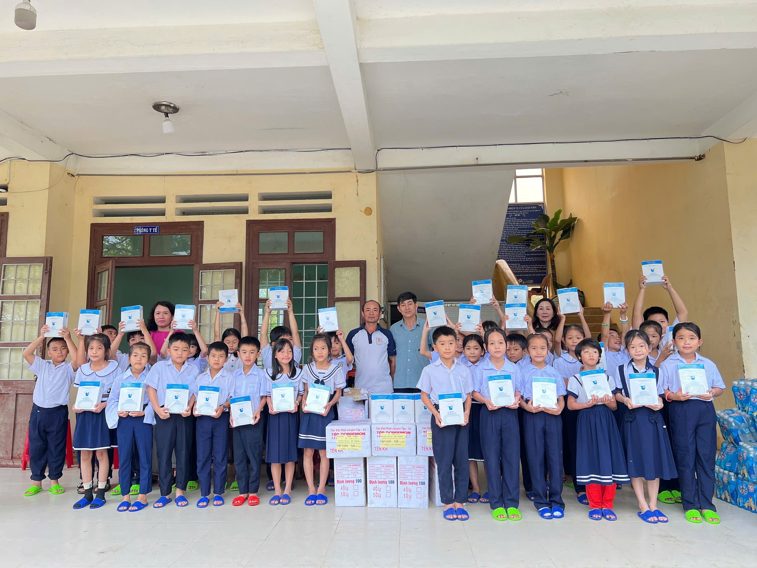 Học sinh tại trường nhận tập vở mới