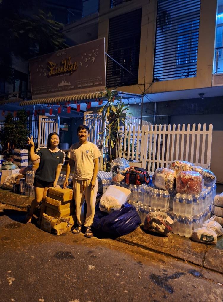 Hồ Nhi người đồng hành và phân phối hàng tới người dân