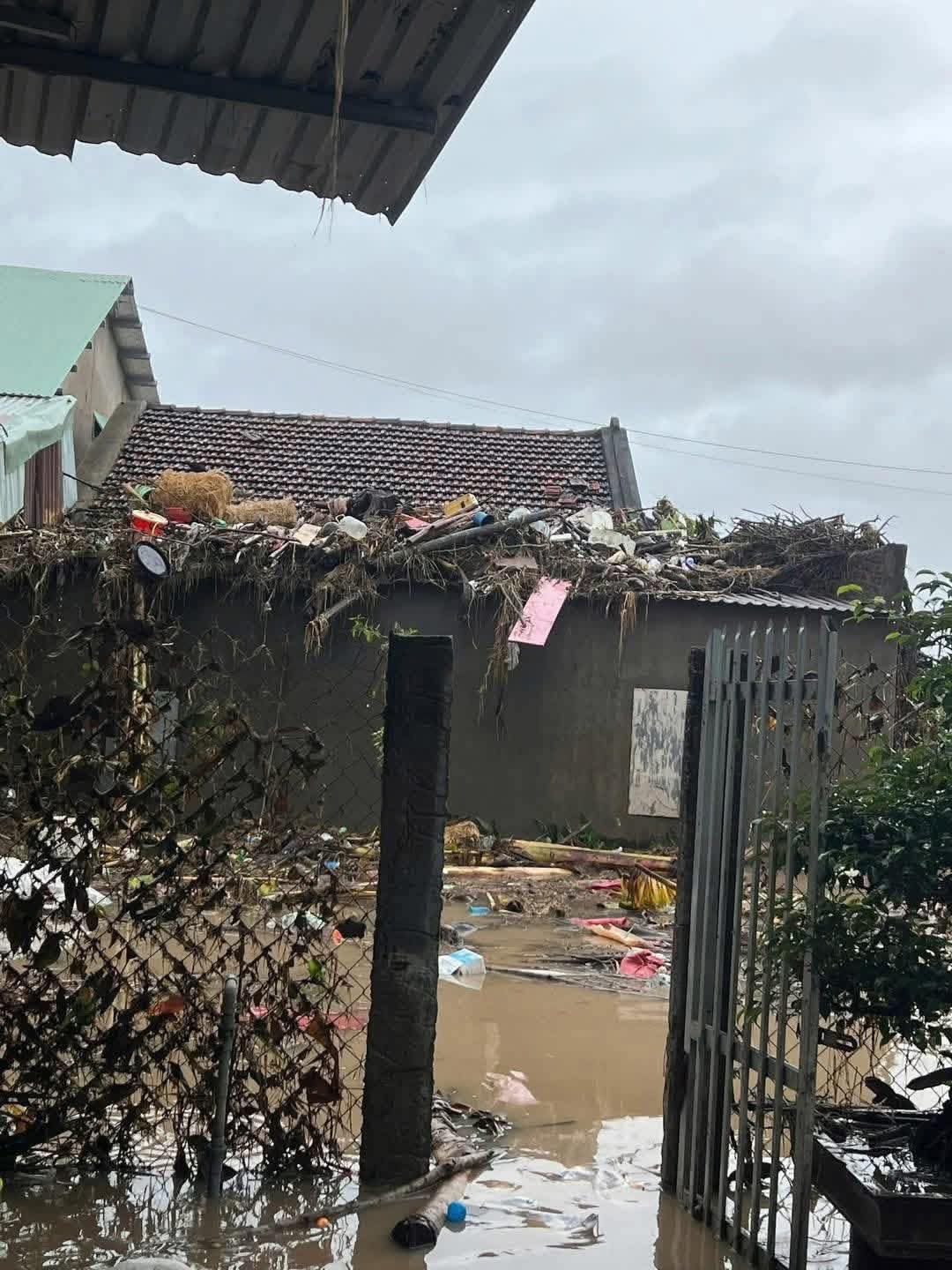 Mục nước ngập hết mái nhà kèm theo rác