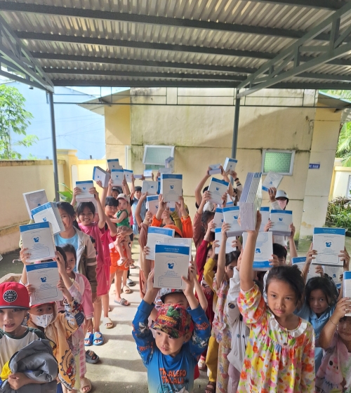 Tặng tập vở cho học sinh sâu lũ lụt Phú Yên