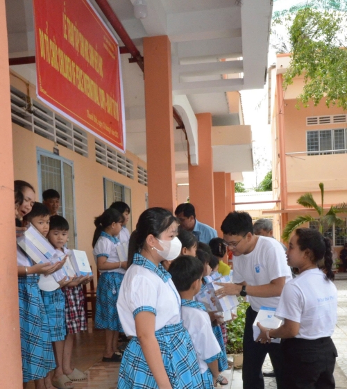 [2025] Tặng 10.000 cuốn tập tại Vĩnh Long